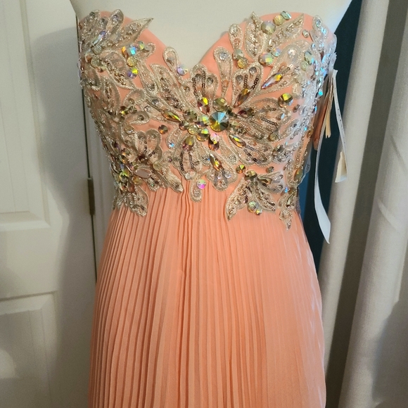 NWT Tony Bowls La Gala Evening Prom Gown Dress - Picture 2 of 6